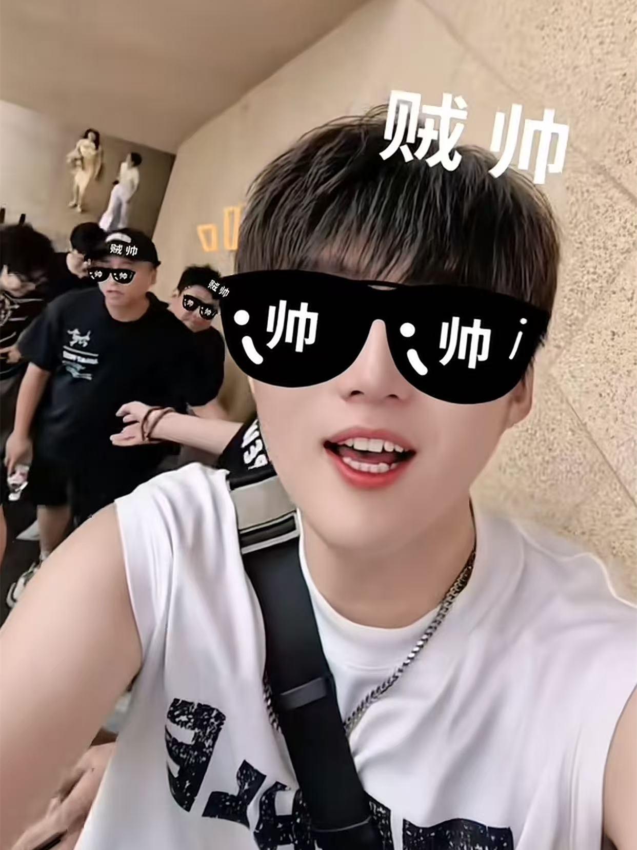 德云社十队成都团建，打卡三星堆，网友笑称汪汪队出来压马路！德云社李龙隋晒出了十队