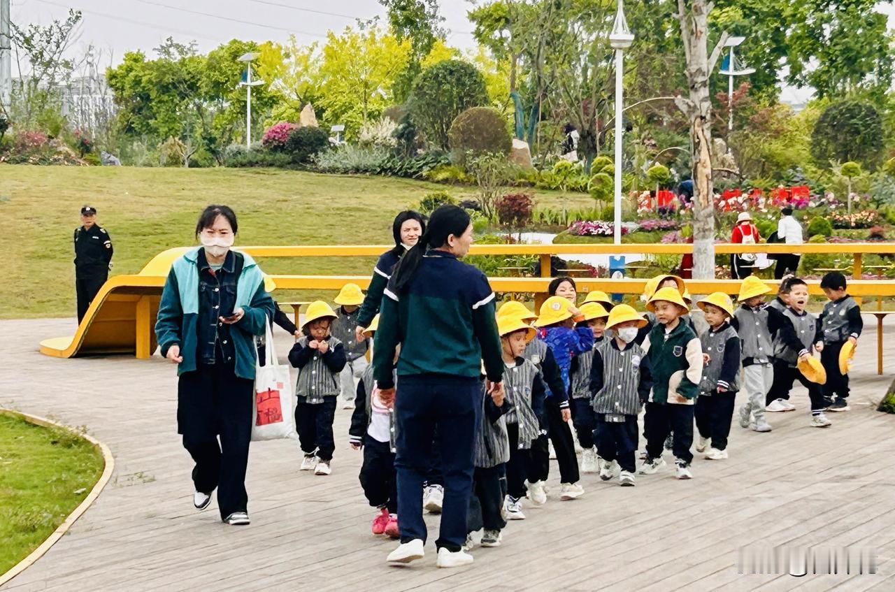 宝宝们的研学活动——幼儿园春游的鲜活瞬间（随手拍）。今天上午去东城奥体中心参观游