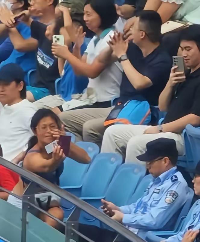 亮外国护照挑衅警察、扰乱社会秩序、吃中国饭砸中国锅，强烈建议有关部门把洋垃圾驱逐