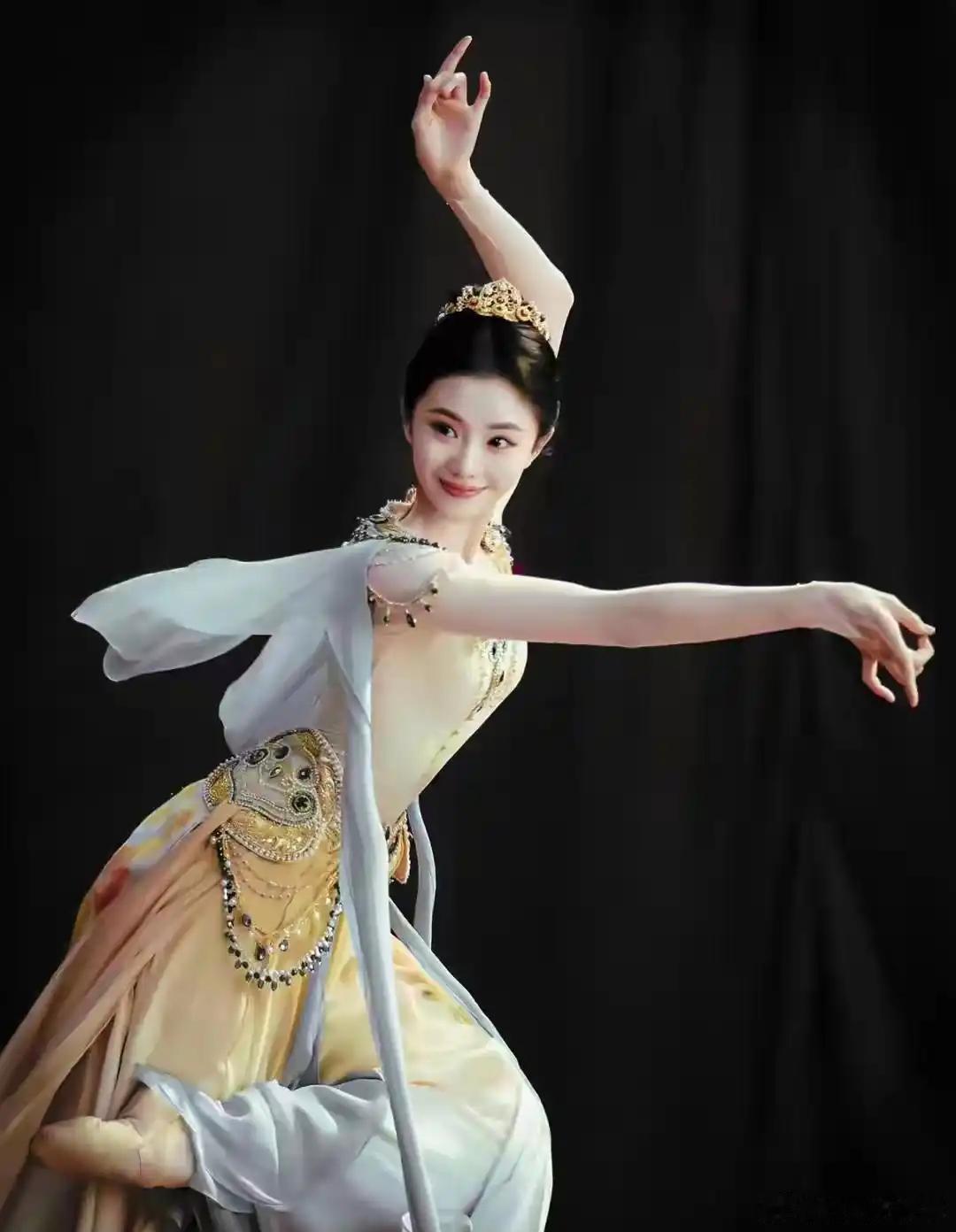 刘浩存这舞姿太像飞天神女了，怪不得被大导演一眼看中 