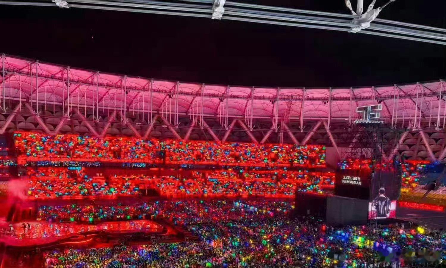 苏新皓三天全红苏新皓连续三天舞台、颜值、话题度全面在线，热度一路狂飙。三天全红不