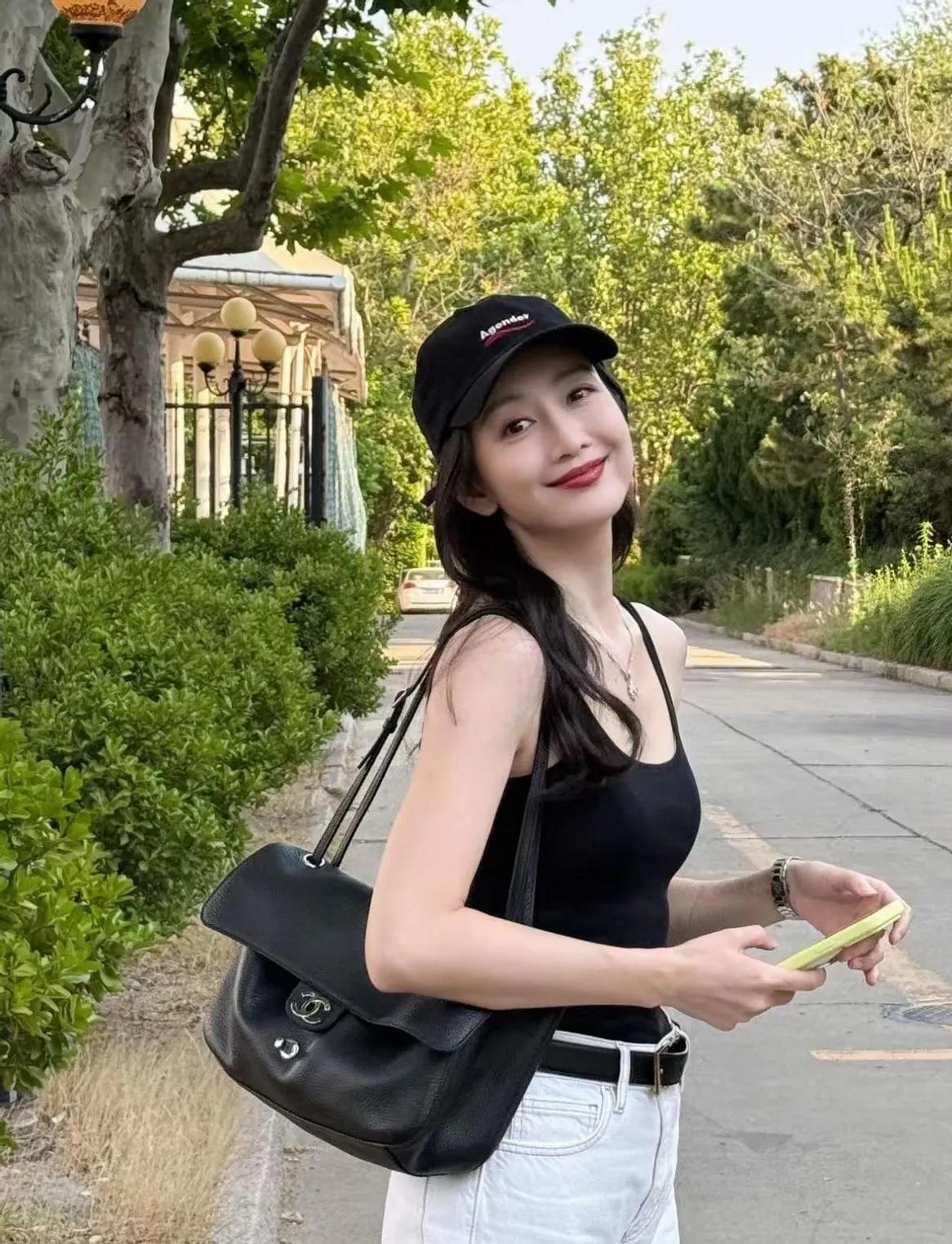 王鸥这穿搭，把“极简高级感”焊身上了！
 
谁懂啊！黑吊带+白裤+棒球帽，随便一