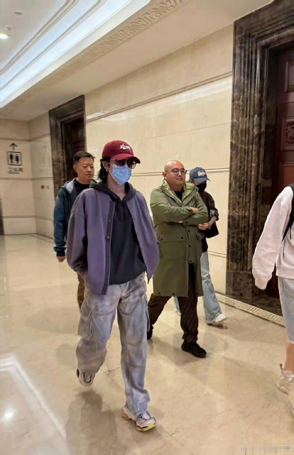 #华晨宇的穿搭是大红大紫# 华晨宇以红紫穿搭开启贵阳之旅。10 月 4 日—6 