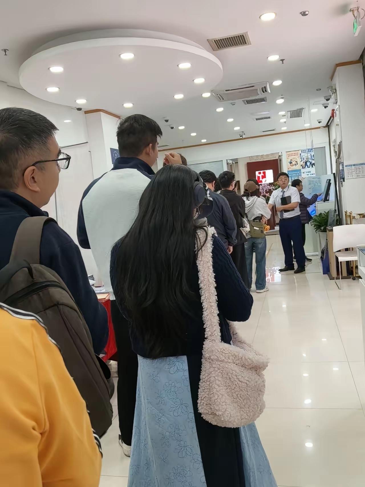 现在买卖黄金的人，估计都要悔到拍大腿！
 
315刚到，多家银行突然对积存金出手