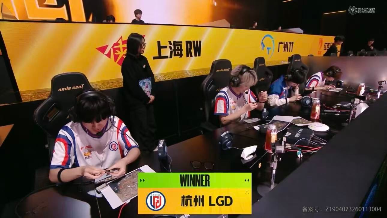 LGD单日三鸡到手LGD周决单日两鸡 周决赛舞台火力全开，LGD单日连吃三鸡，气