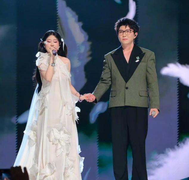 看到明星小沈阳女儿因为江苏卫视跨年晚会上唱歌走音的事情，有不少网友对小沈阳女儿在