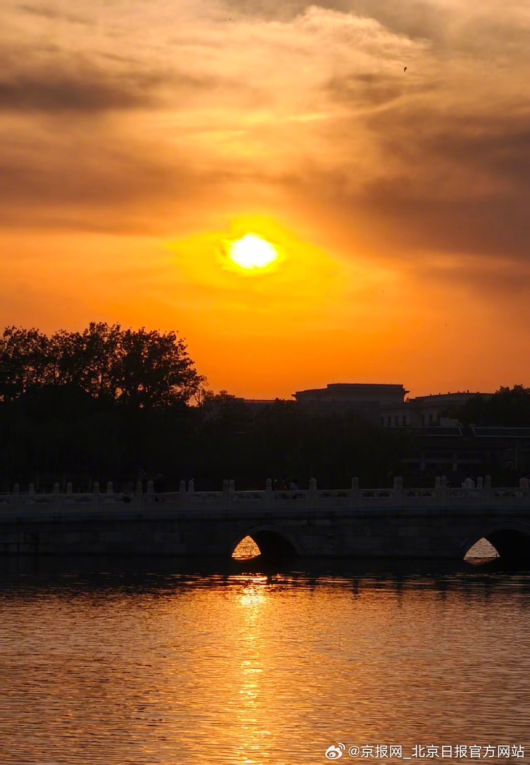 【壮观！#北京壮美晚霞告别4月#】#2026已经过去三分之一了# 4月30日，北
