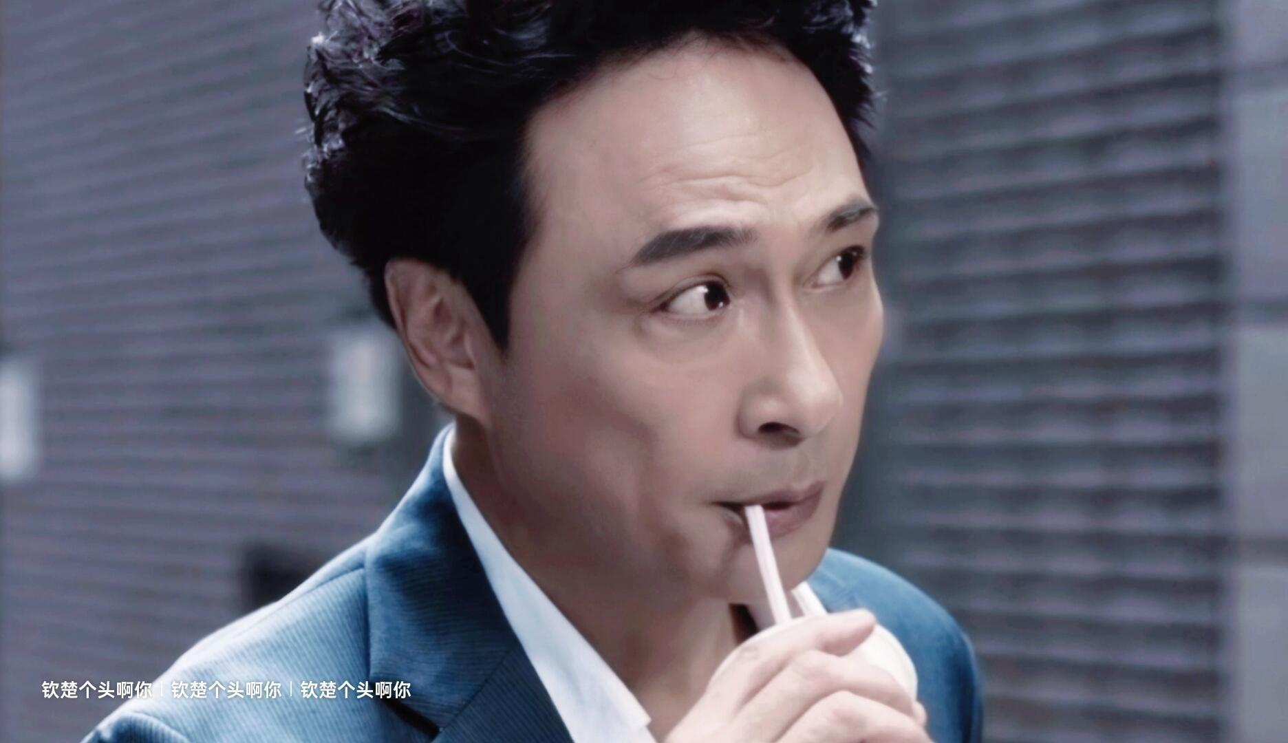 吴镇宇又双叒叕来赚辛苦钱了吴镇宇模仿AI演戏笑不活了！瞪眼生气拿捏精准，这是要凭