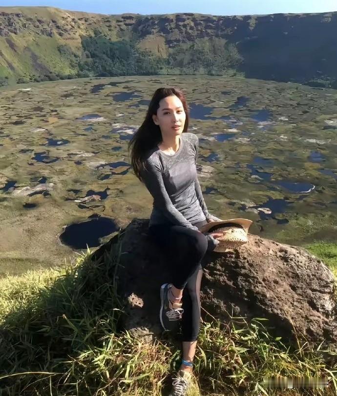 香港曾经有位女明星，以前在电视上很红，大家都说她超性感。
 
她演了好多爆款剧，