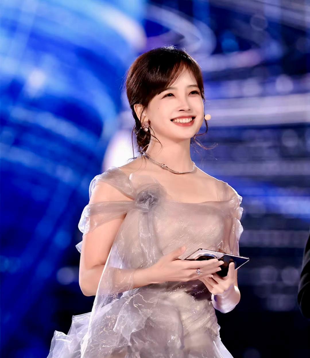 昨晚的 你看了吗？真的太会玩了！ 撒贝宁、黄晓明他们直接拿华为三折叠屏当主持手卡