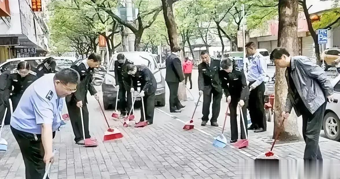 十多个人围着几平方的地面在扫地，垃圾在哪里？ 

