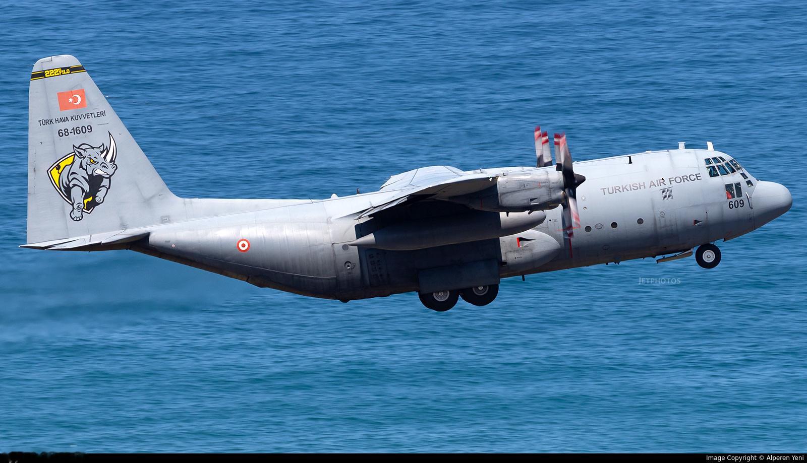 坠毁的土耳其空军飞机是一架机龄高达57年的洛克希德C-130E大力神运输机，最初