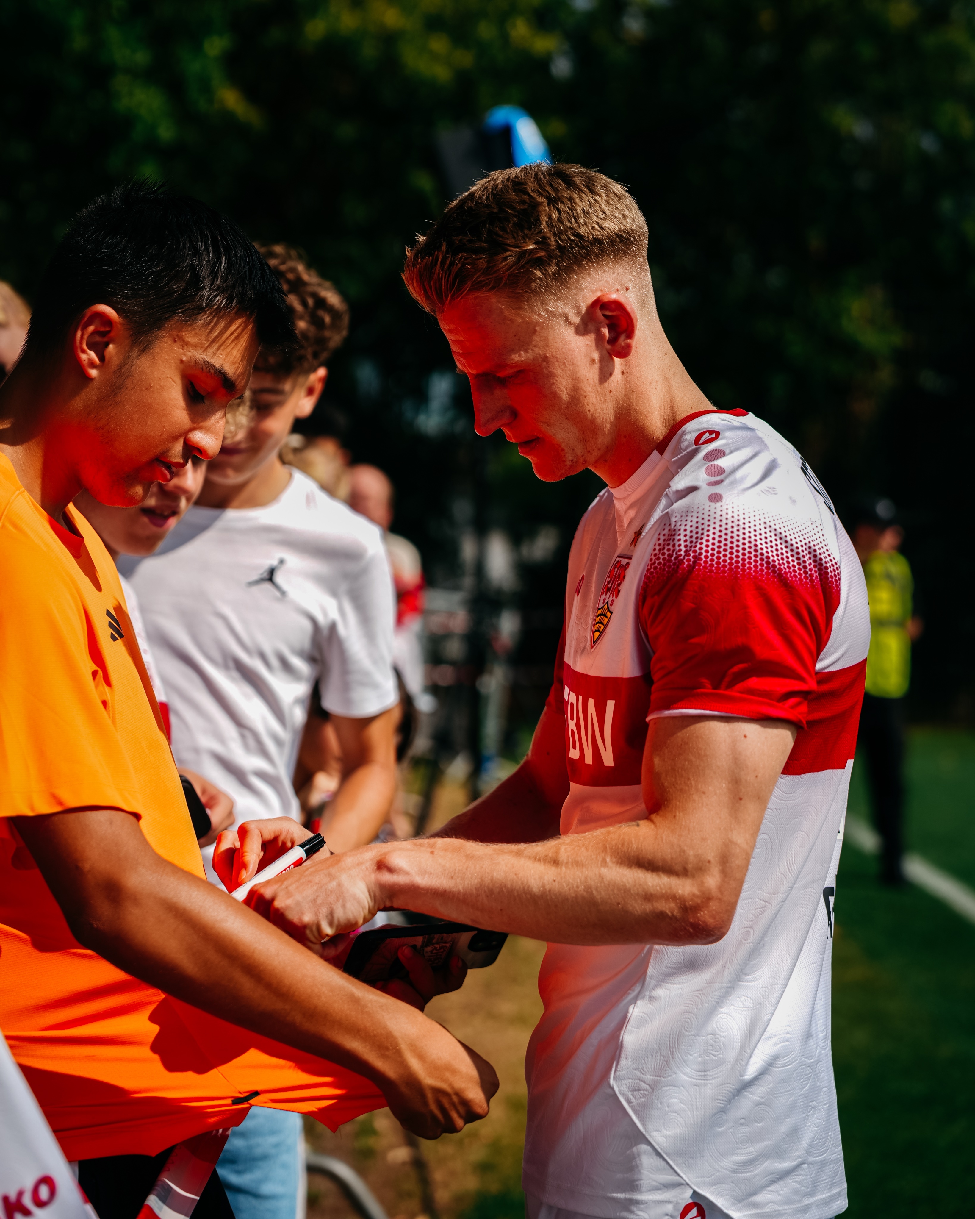 🤳✍️自拍、签名统统满足！🤍❤️宠粉，图是认真的！斯图加特 VfB 至诚无畏