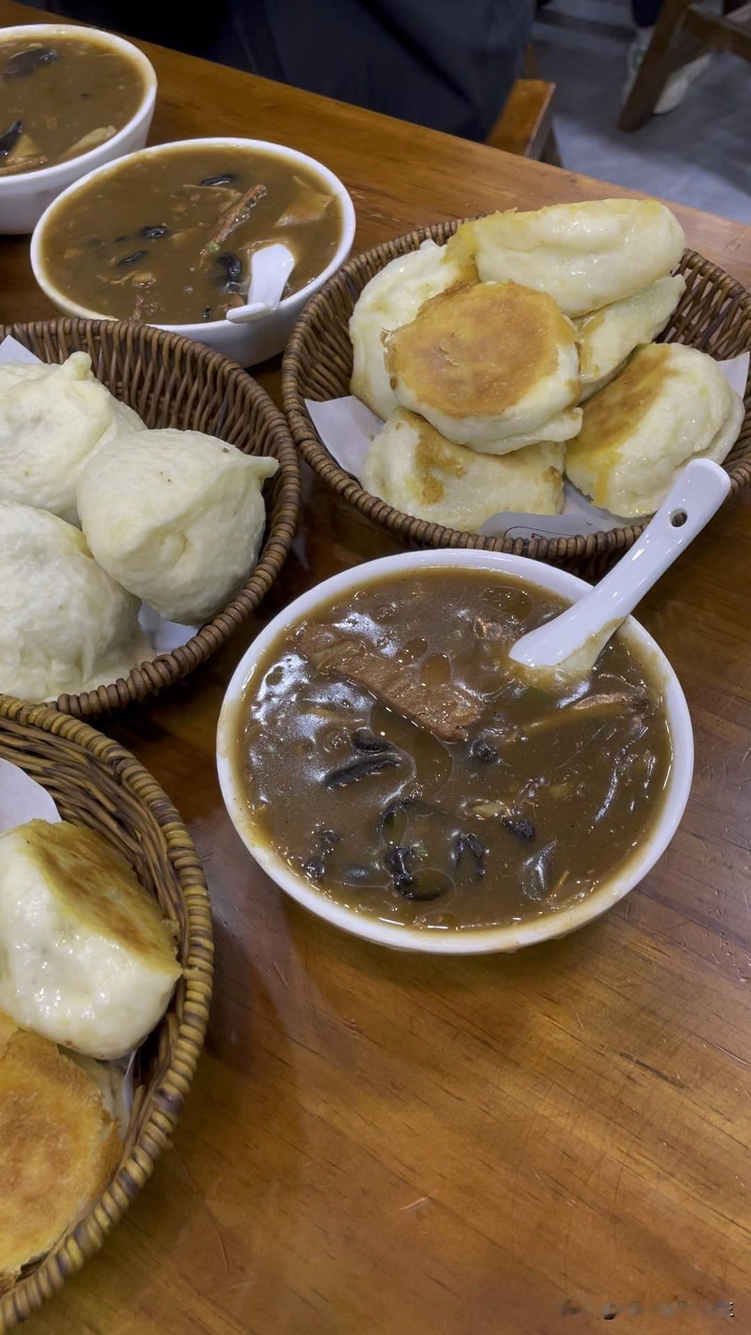 这是一个尴尬的饭局。

听司机朋友说，他等客人的时候，另外一个同行走到他跟前，敲