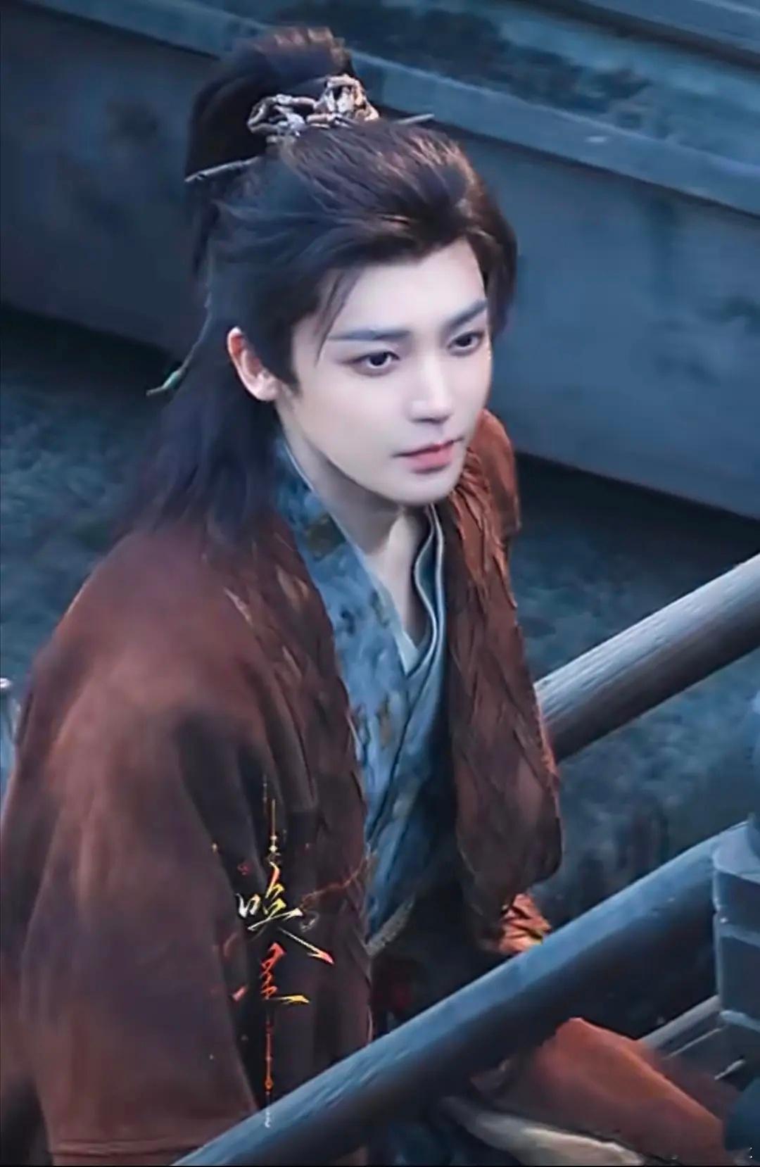 这张是侯明昊新剧拍摄路透还是入青云啊 