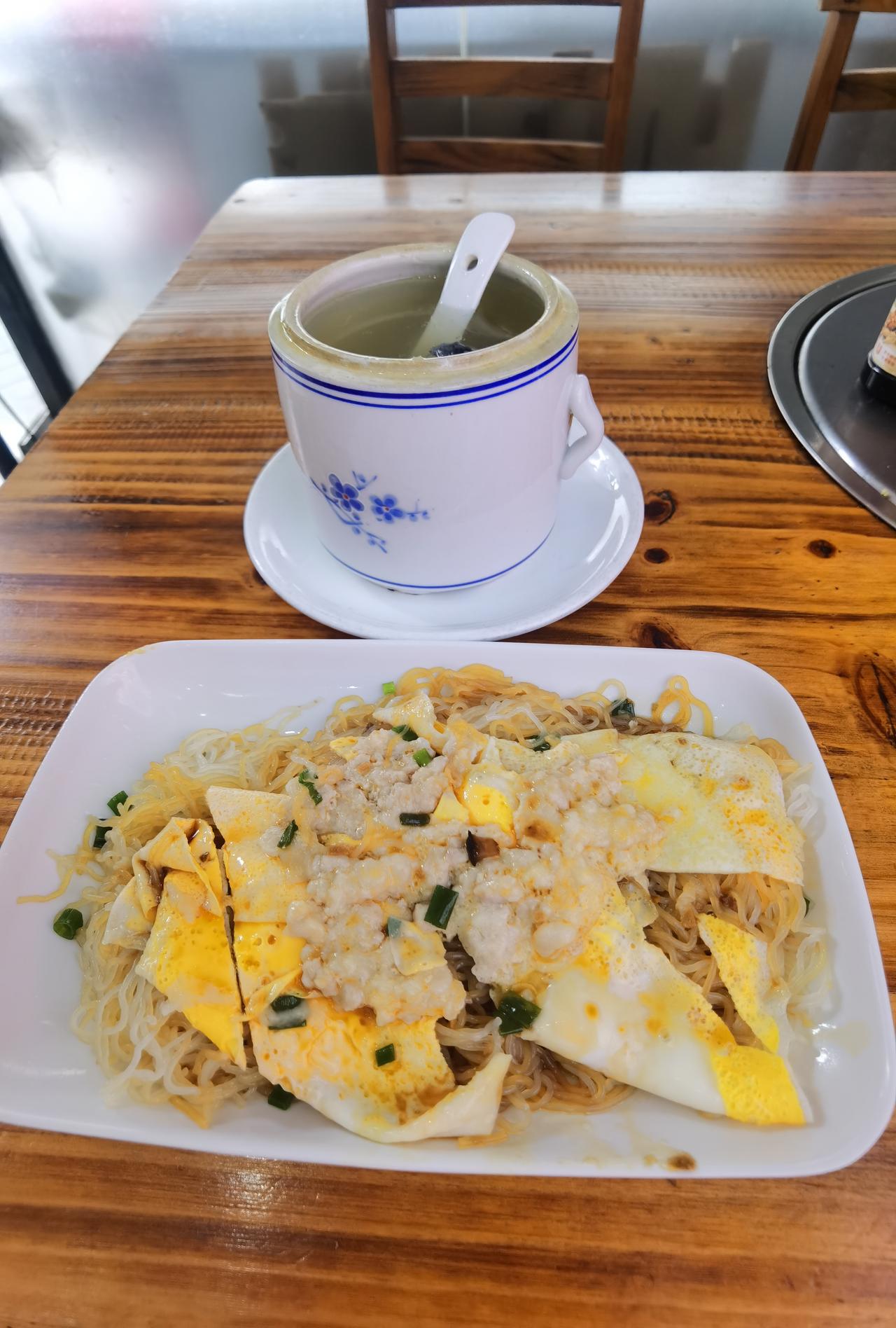 自从发现隔壁小区边上的早餐店，这两周都成了那家店的常客。

每天送完老二，就呲溜