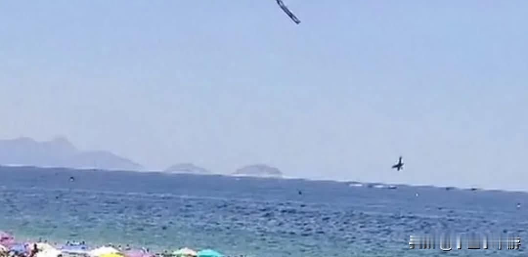 一架拖着广告横幅的轻型飞机在巴西里约热内卢海滩附近坠入海中，飞行员不幸遇难。