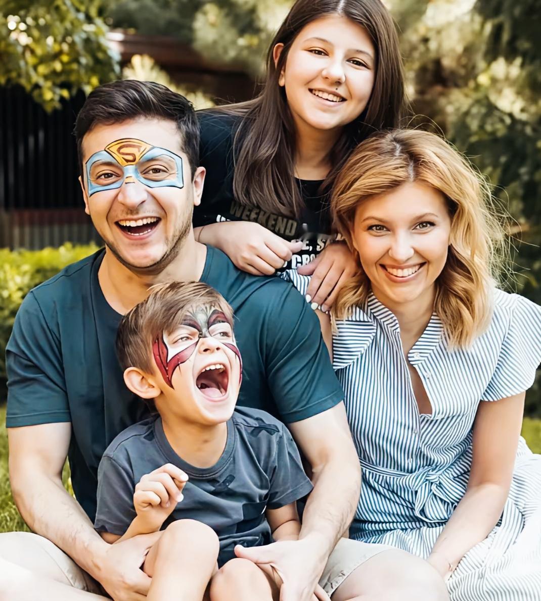 泽连斯基在家庭方面是不是人生赢家啊？
泽连斯基不仅拥有漂亮的妻子，还儿女双全凑齐