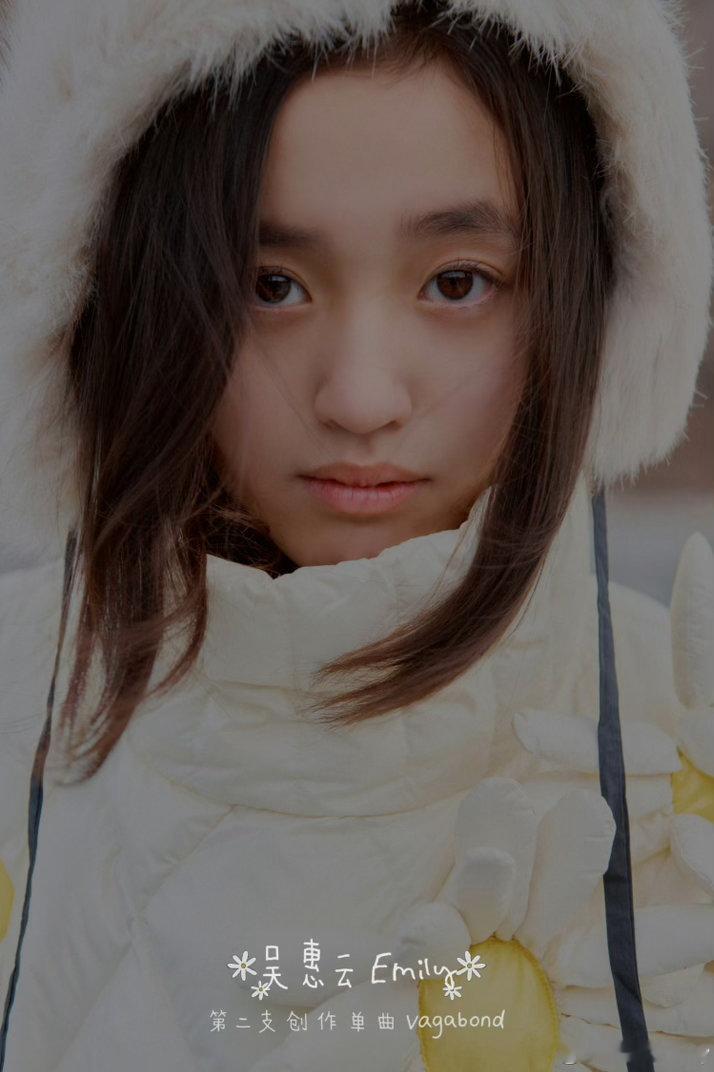 环球音乐中国峰会宣布了两位签约的女性新声，一位是13岁就开始写歌有张亚东保驾护航