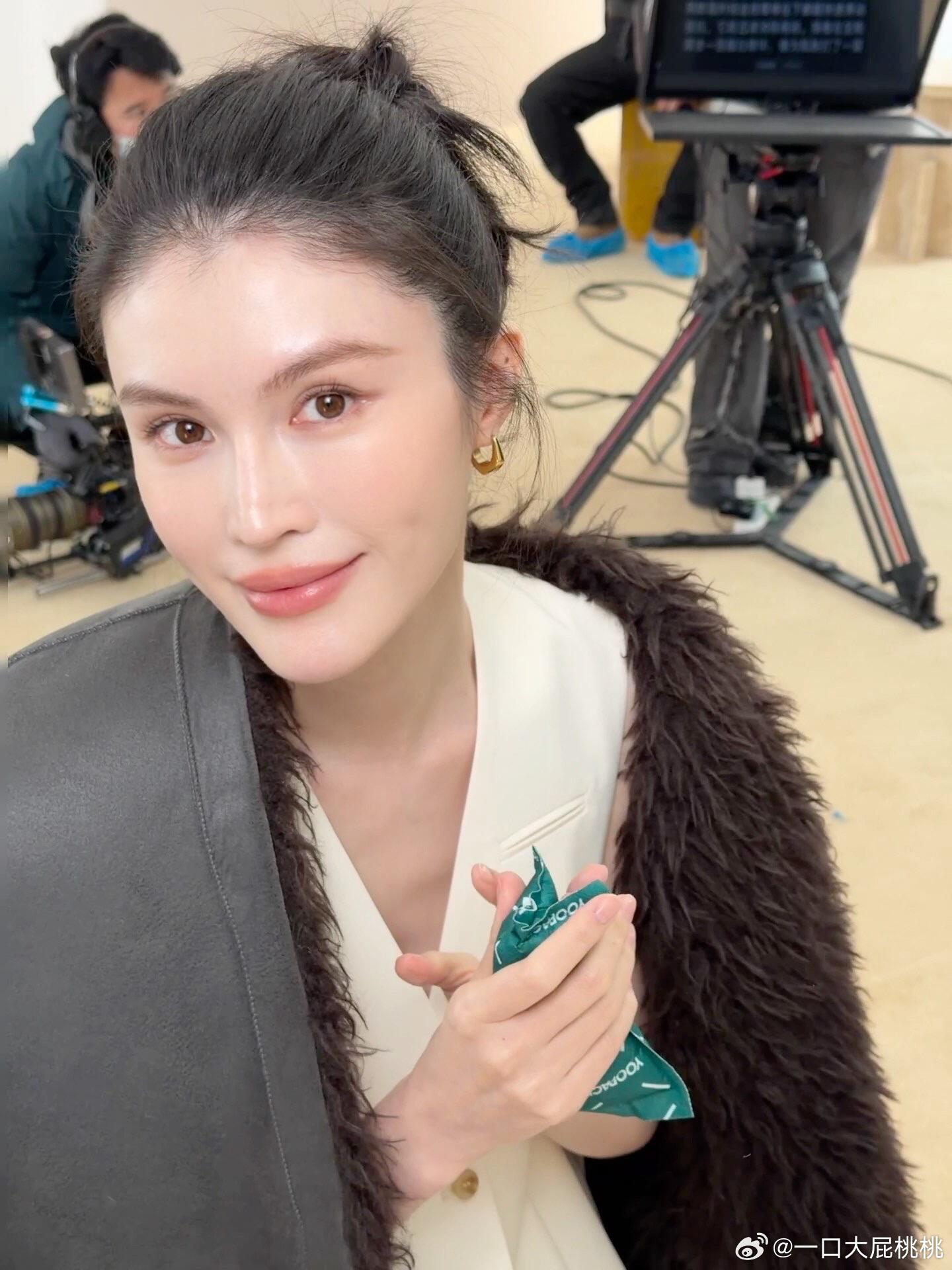 何穗这皮肤真绝了又亮又白，这种应该是天生的吧