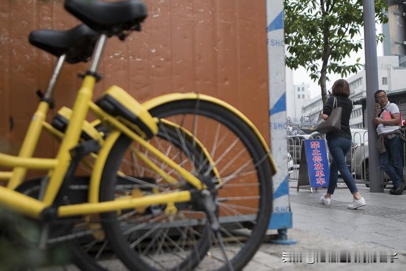 广州一小区封出口强行涨停车费 广州嘉裕公馆这物业搞的事儿太离谱！停车费月保从50