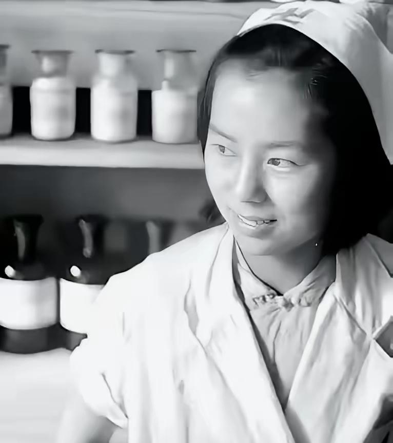 1927年，陈赓腿伤住院休养，在他熟睡时，一个姓李的护士悄悄凑到耳边，让他赶紧撤