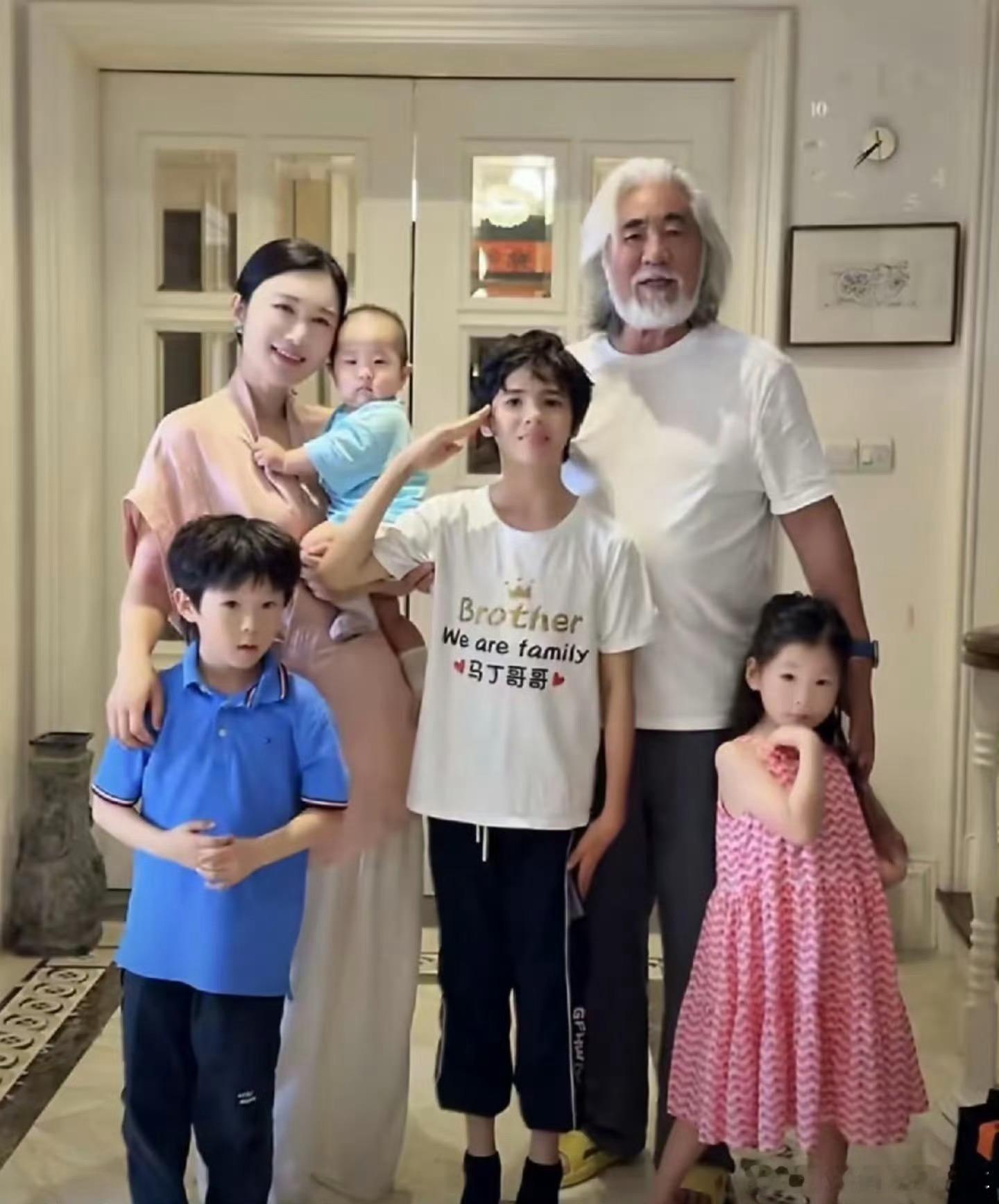 张纪中妻子备孕5胎一边领着退休金一边领着育儿补贴[允悲] ​​​