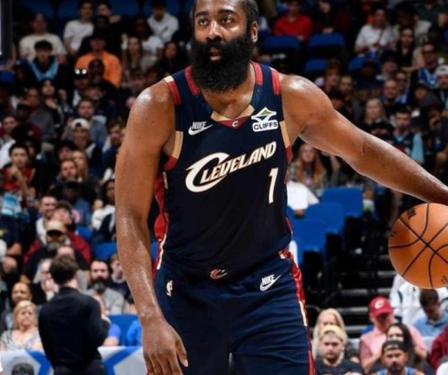 NBA东部决赛，尼克斯对阵骑士的比赛中，出现了奇葩诡异的一幕。目前比赛已经进行到