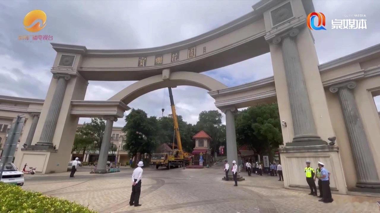 #福建一别墅区水泥罐车失控撞上保安亭#今天（10月25日）上午10点左右市区宝珊