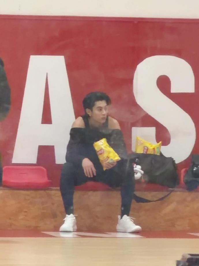 这么大一包薯片王鹤棣先笑纳了听说有人偶遇王鹤棣打篮球啦！他在球场上的每一个动作都