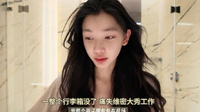 #易梦玲因护照被偷错过维密秀#
易梦玲在vlog分享意外经历，在巴黎机场短暂转身办手续的间隙，登机箱
