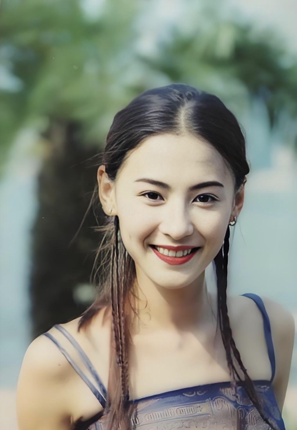 43岁，和20岁同框没输。
张柏芝最近悄悄揭了底：她梳妆台上，几乎没有贵妇面霜。