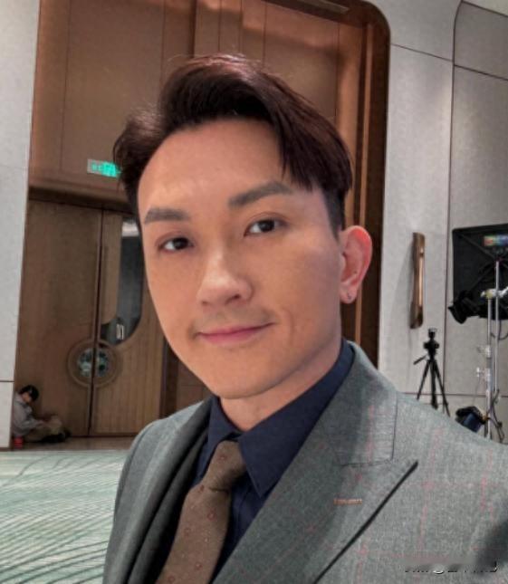 TVB绿叶王致狄逆袭人生：娶亿万富妻，喜得千金，曾兼职卖猪肉！

谁也没想到，那