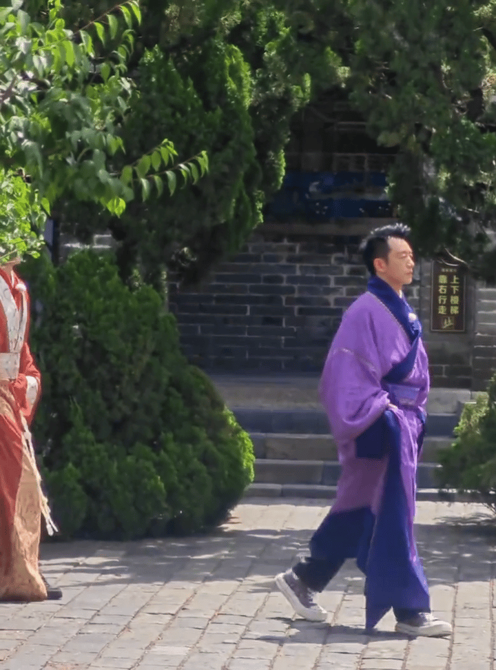 李昀锐奔跑吧录制路透，被裙子封印的小林太可爱了！！