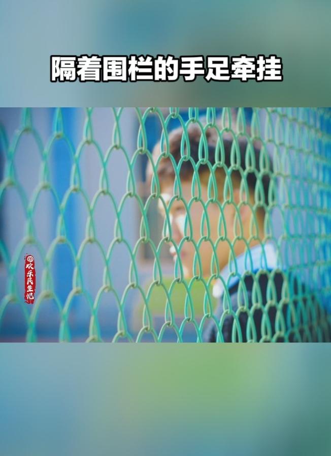 破防了！吉林长春这一幕，看完瞬间红了眼眶。

13岁弟弟趴在军训场地大门外，看望
