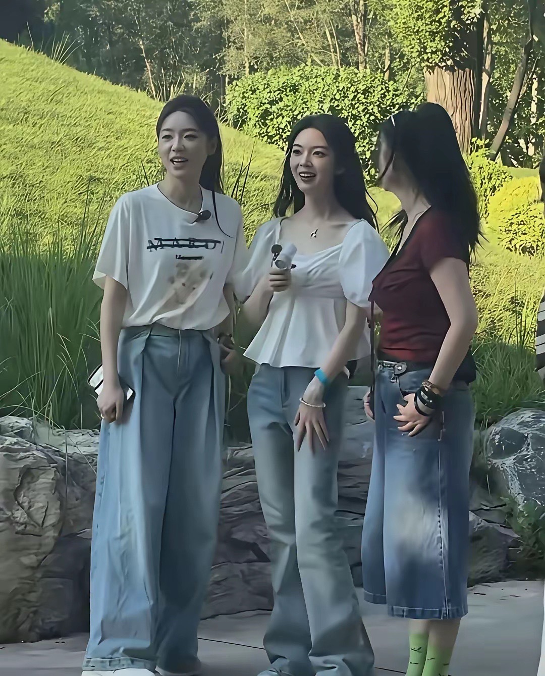 实话实说，中间女孩子的裤子比较显身材，不接受反驳！ 