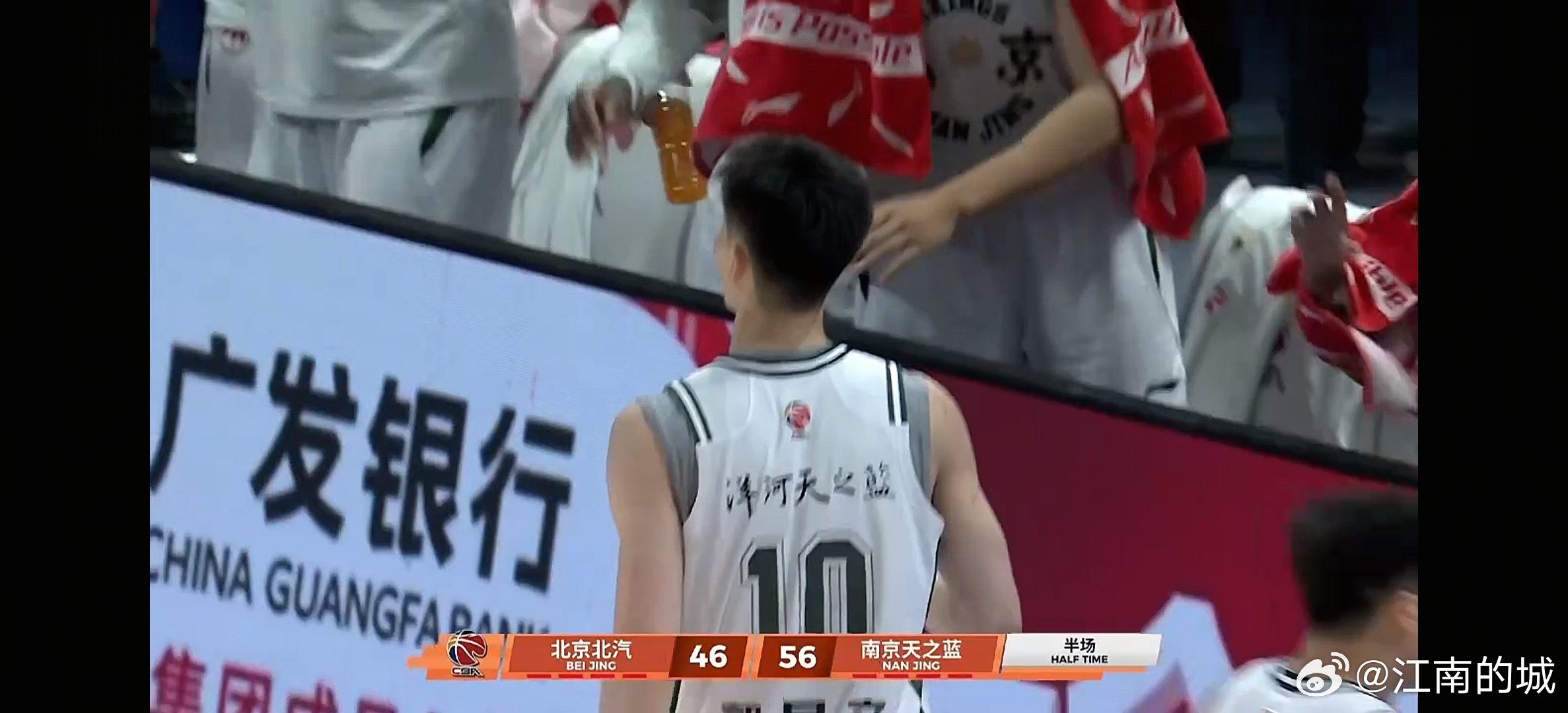 郭昊文单打周琦成功，半场结束，北京北汽主场落后南京同曦10分。cba