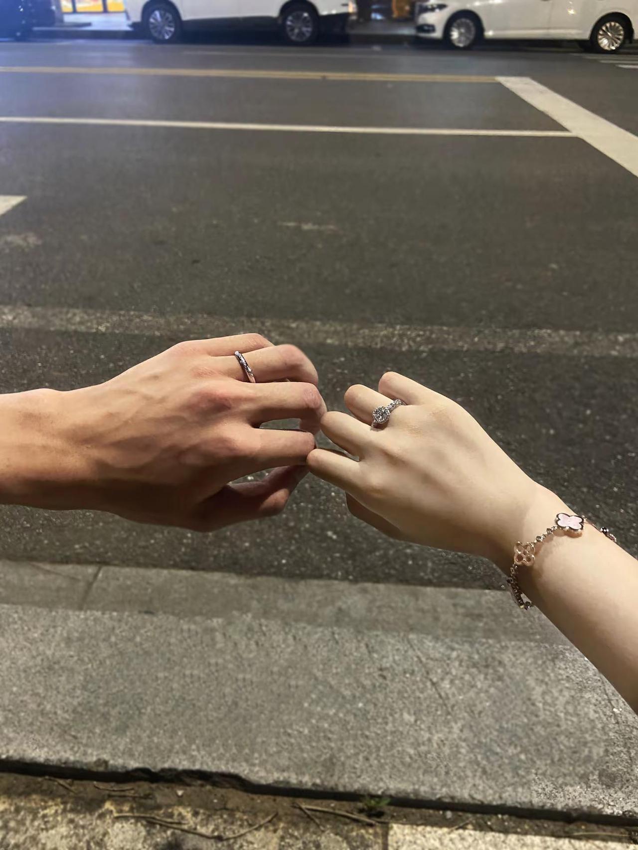 某天 我轻轻转动手指上的戒指 发现一条深深的戒痕 原来是我们彼此相爱的痕迹