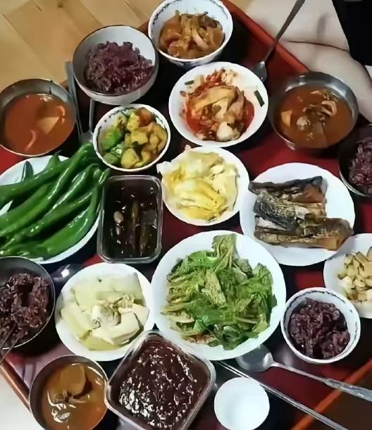 这一桌，换成中国婆婆做这些得被骂成什么样子。许多人出去了就变得善解人意、宽厚待人