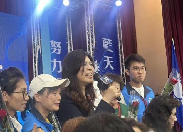 看郑丽文演讲，
马英九直接泪目了！


郑丽文讲话时，
马英九止不住的眼泪。
几