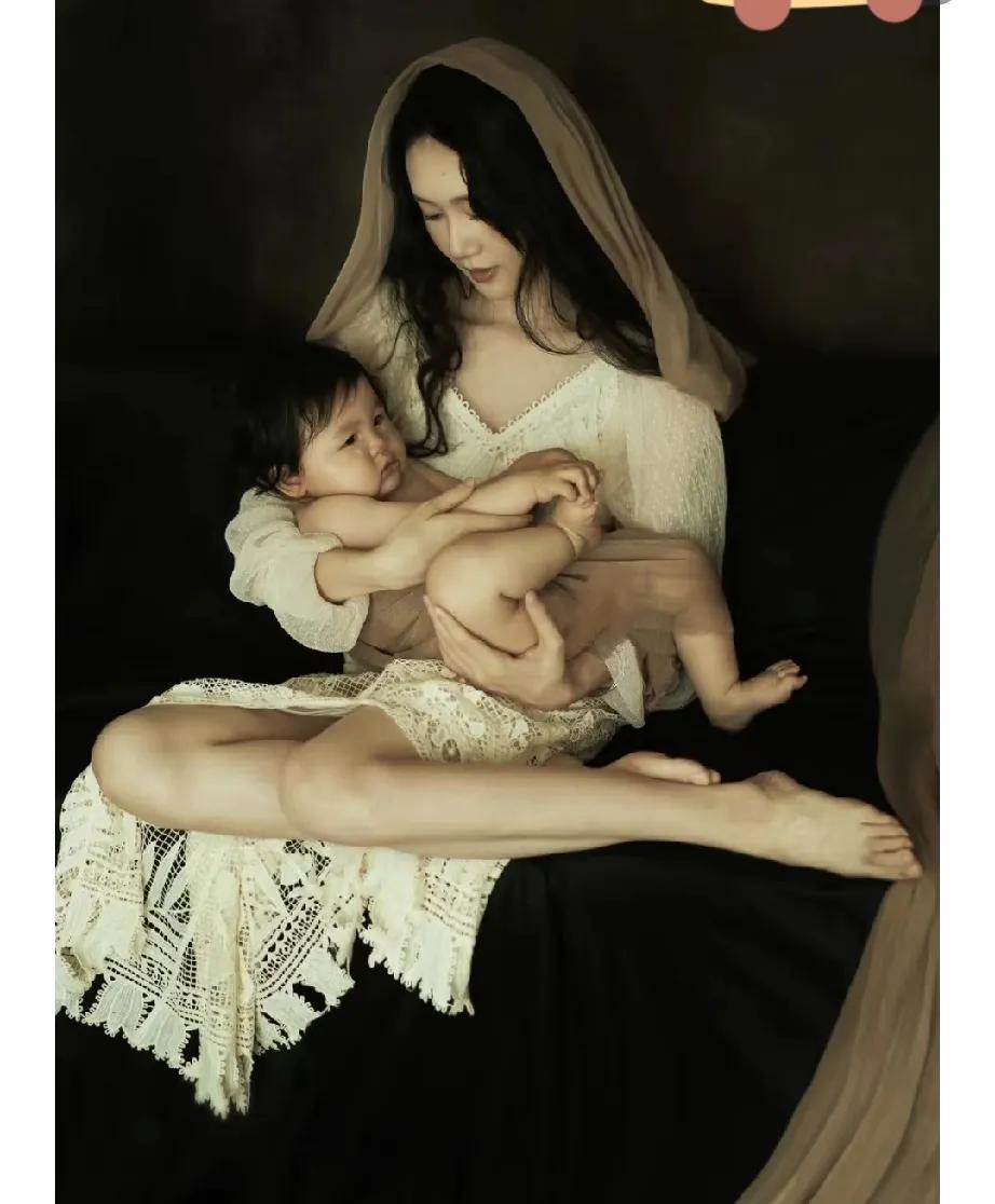 邻居家刚出生一个多月的宝宝，因为奶奶“挤乳头”哭得很厉害，结果哭得乳头红肿了。