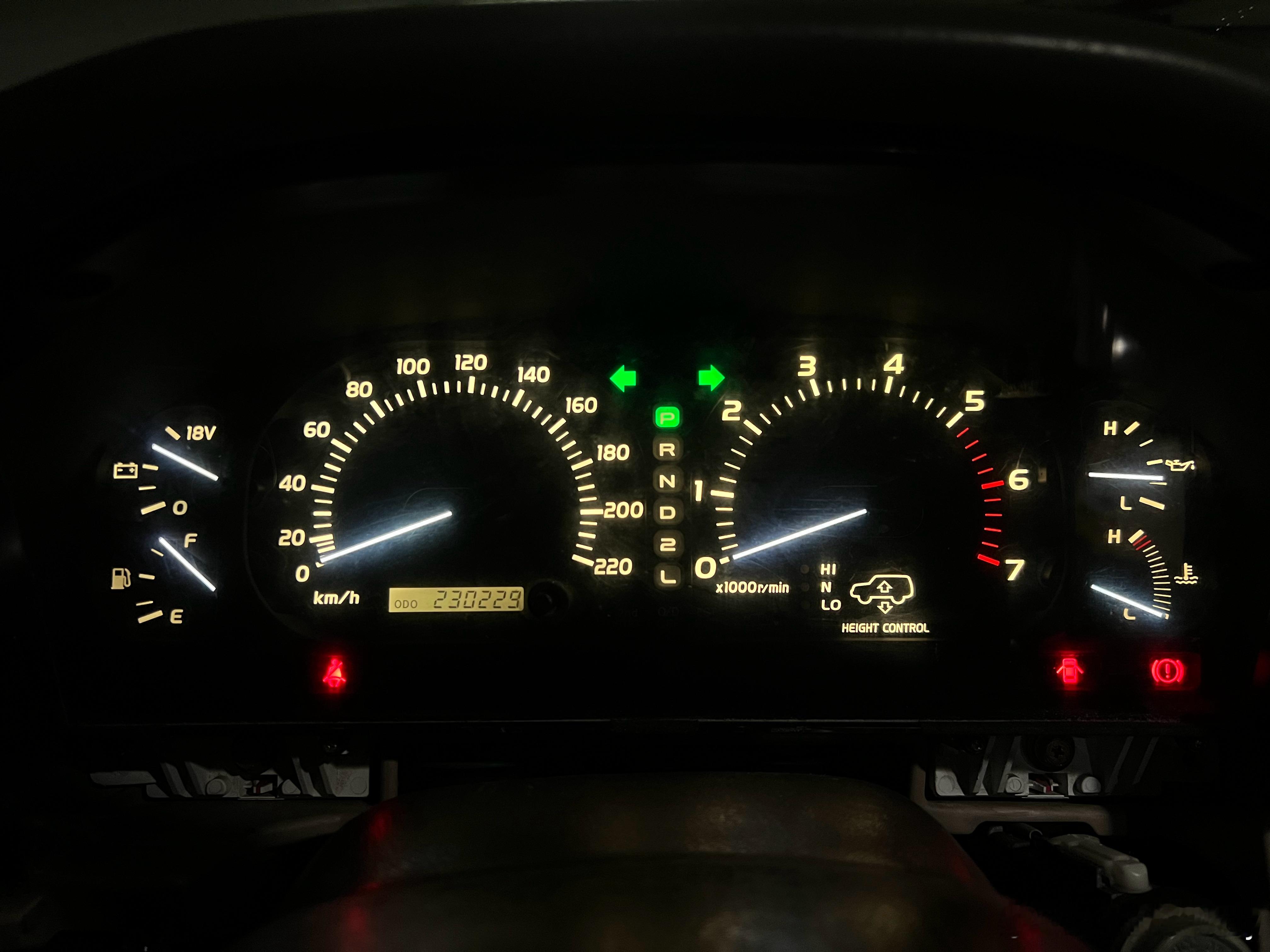 自己动手换了凌志LX470的自发光仪表盘后，发现指针不走了，插头已经拧紧了，很紧