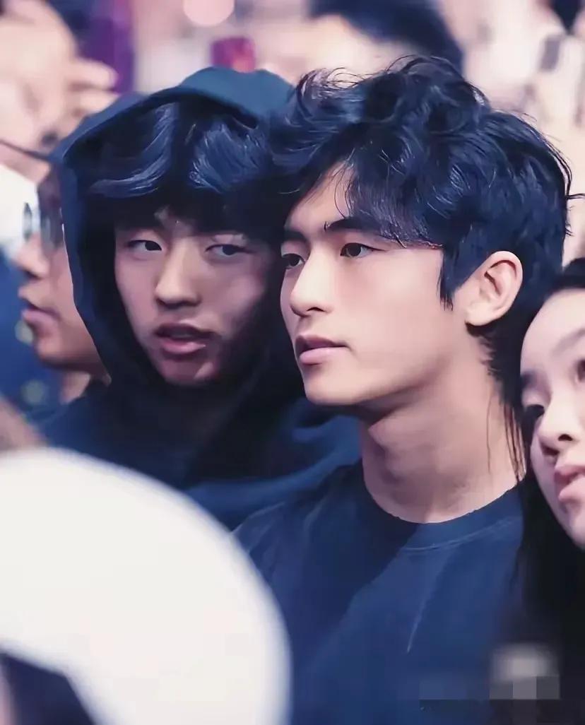 谢霆锋带大儿子谢振轩商场置物，被质疑忽略小儿子谢振南，谢霆锋大概懵圈了：躲过了重