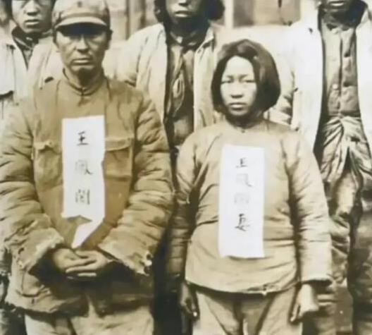 1937年，抗联英雄一家三口被押赴刑场，在生命的最后一刻，4岁的小金子替妈妈擦去