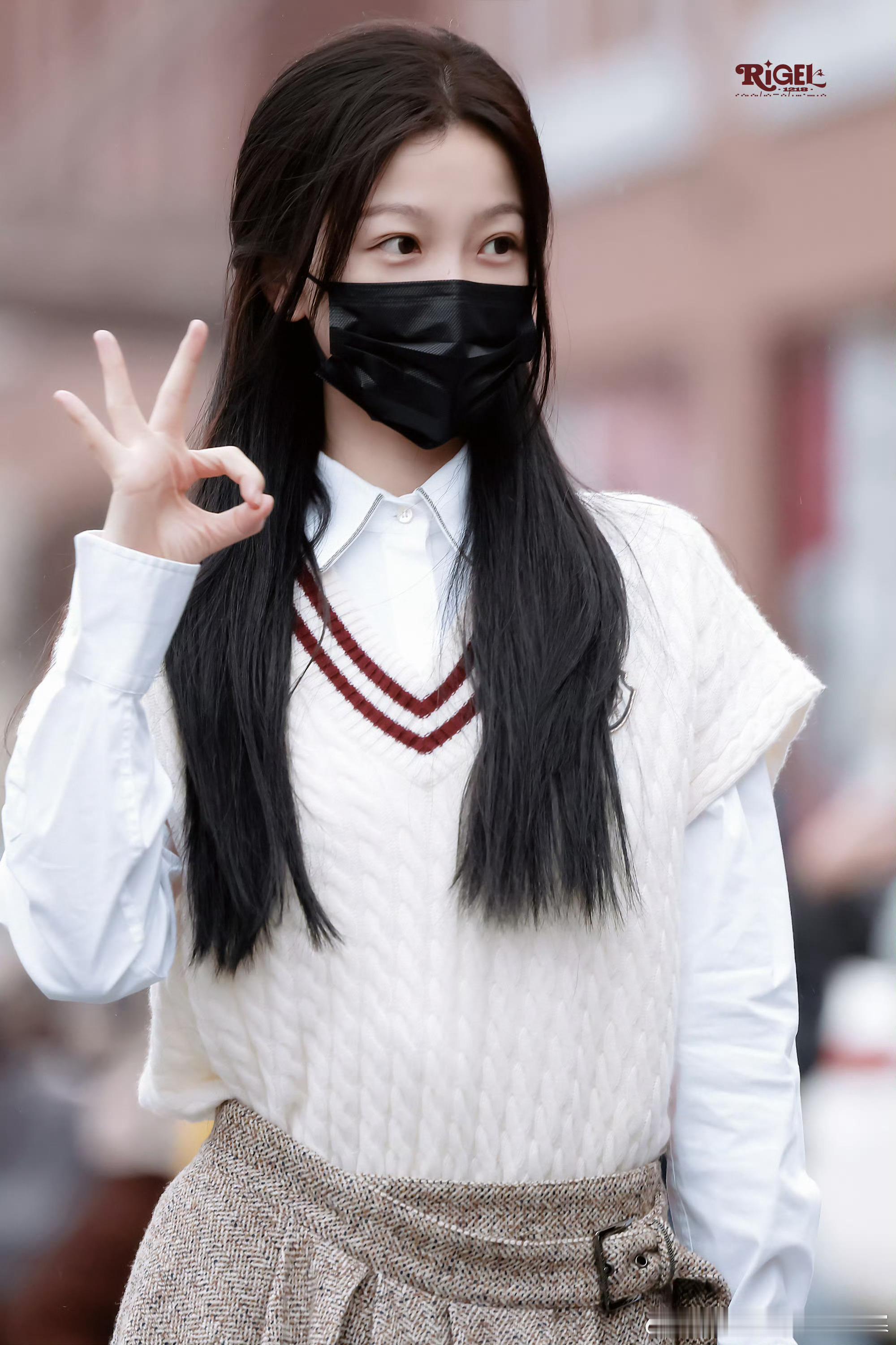 虞书欣半扎发温柔学姐虞书欣云初令学院风上班路透我的温柔学姐～虞书欣