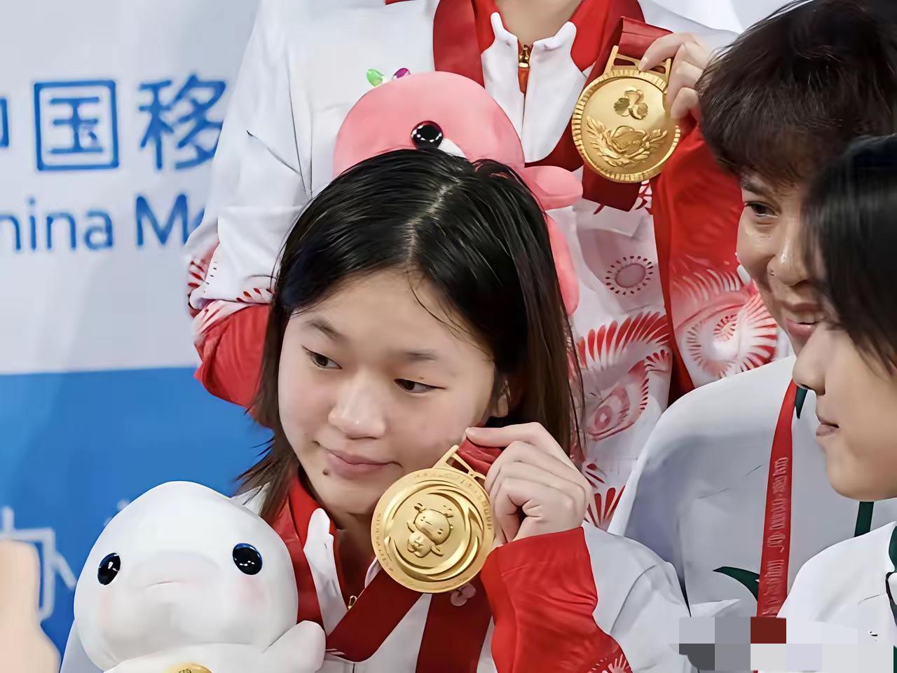 不知道为什么，
看到全红婵夺冠后的我，
不自觉的露出了姨母笑，我想问，应该不止我