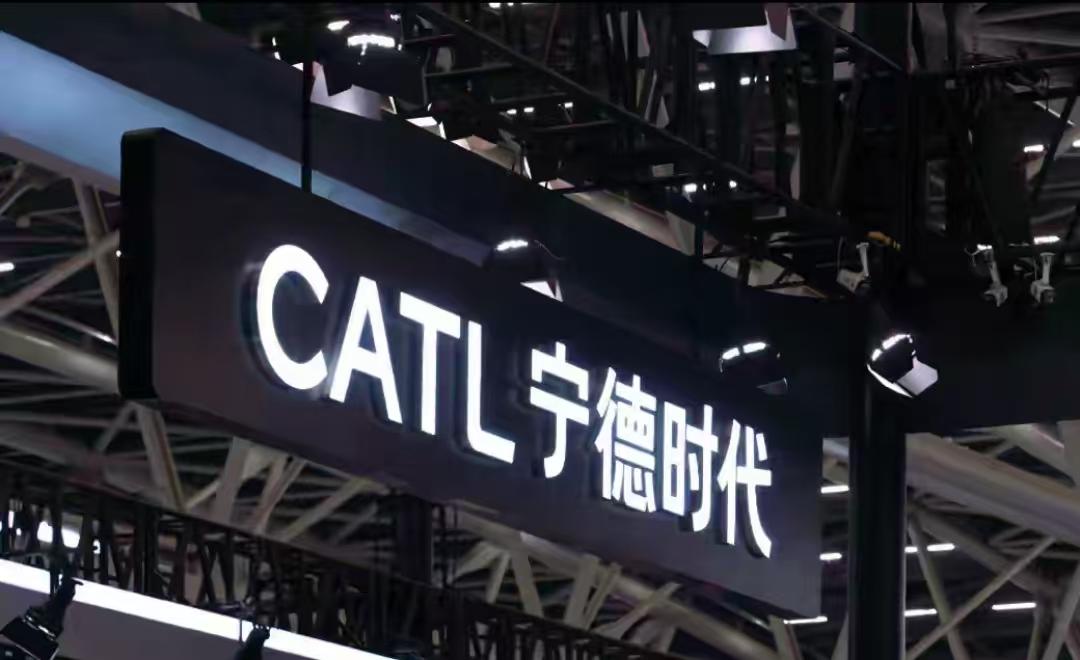 锂电池拼了16年，把价格从“天价”打到了“白菜价”。

结果宁德时代突然甩出一张