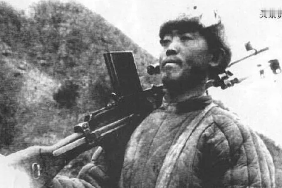 1951年，被敌机炸得忍无可忍的关崇贵，冒着被军纪处罚的风险，举起机枪，对着空中