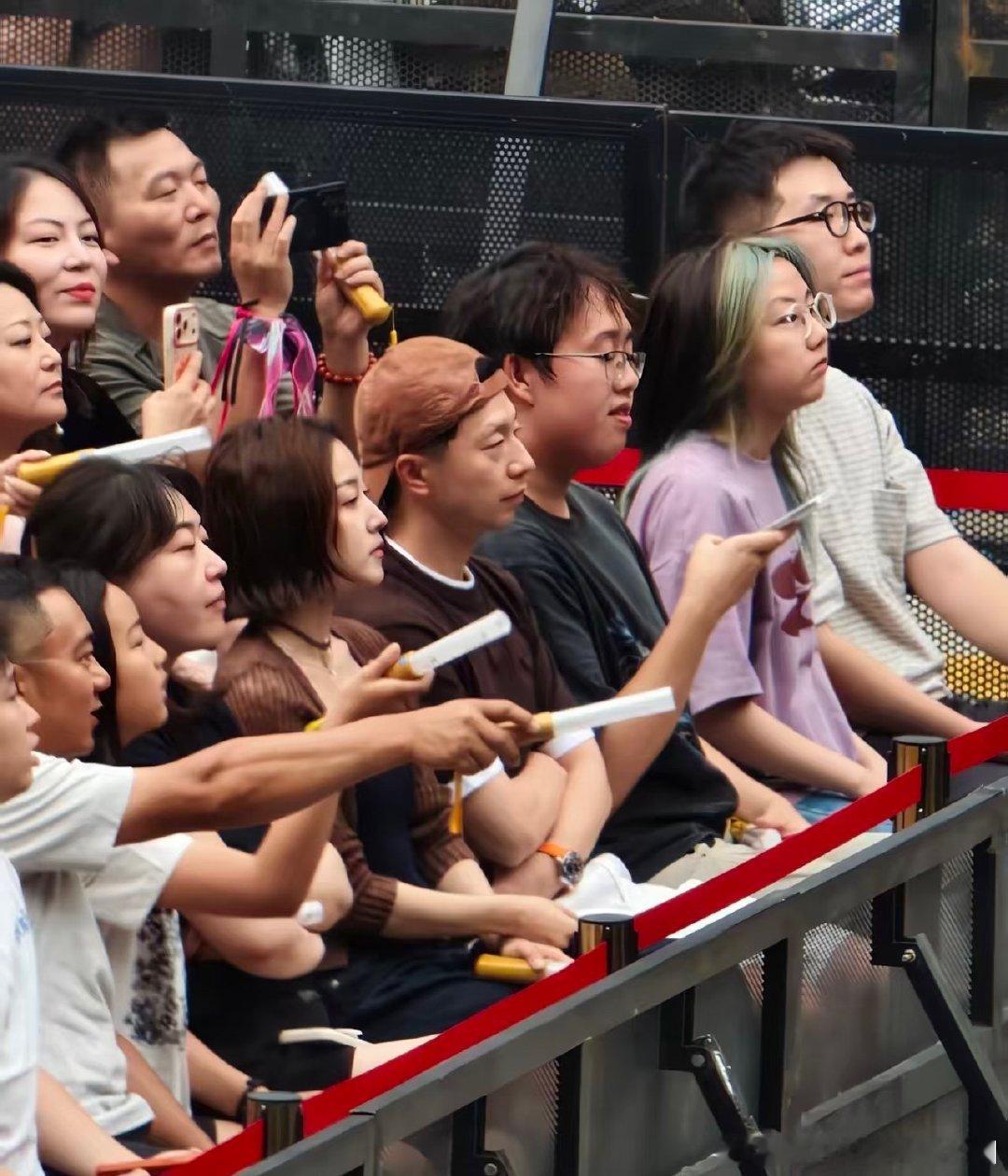 马龙唱得好大声马龙宝宝太可爱了，好有反差萌～赛场上可以是沉稳霸气的龙队，到演唱会