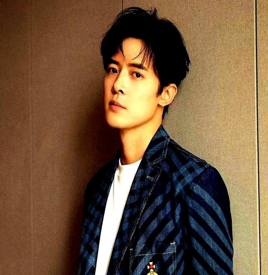 “爸，你一年到底赚了多少钱？”

付辛博被女儿这么一问，只能掰着指头数：十个月在